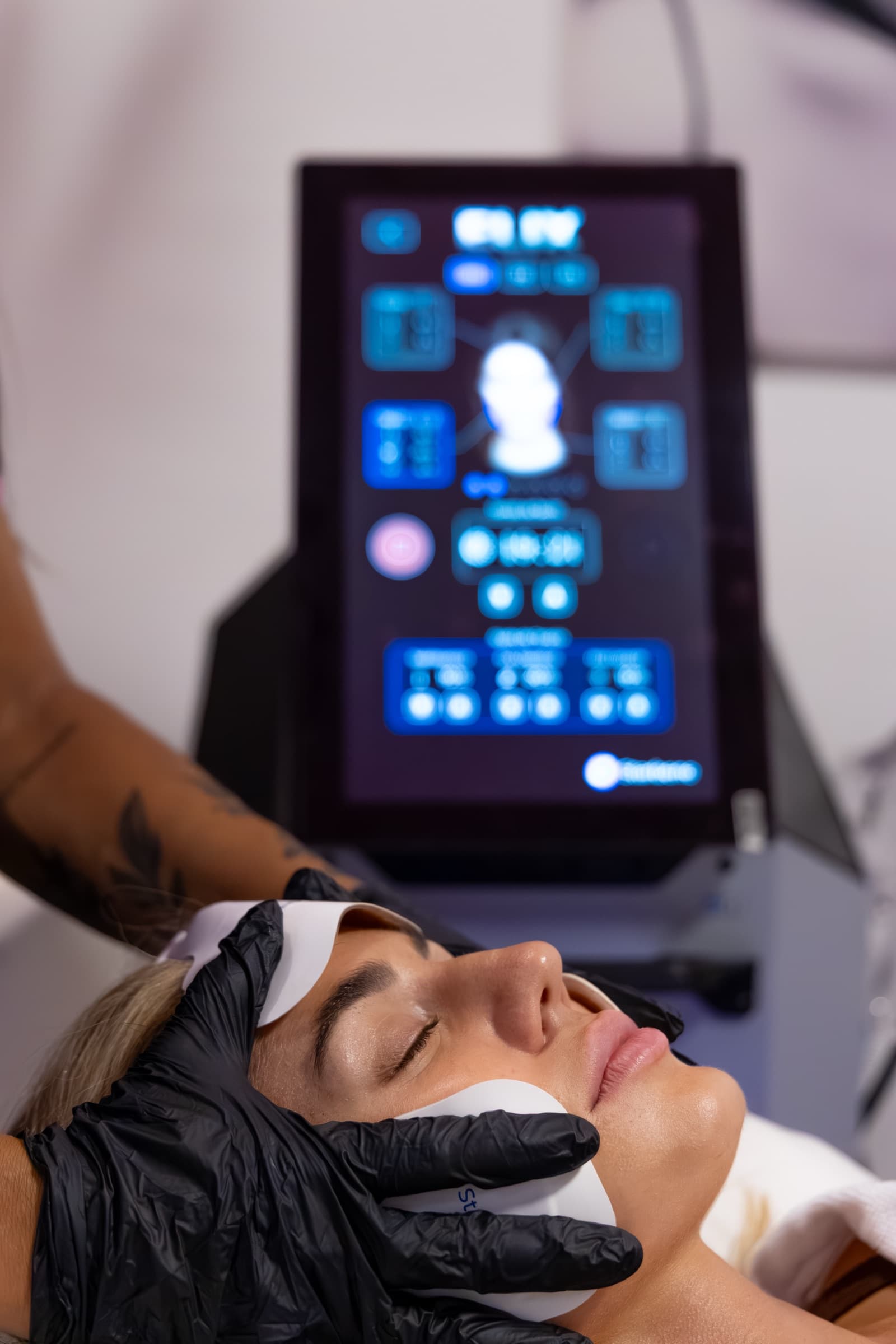 Tratamiento facial con aparatología