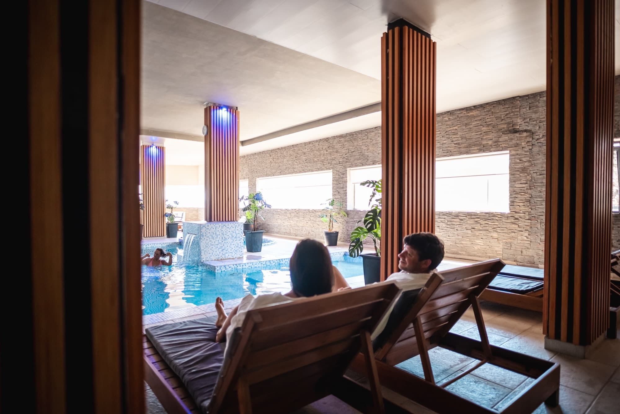Reposeras junto a la piscina climatizada del spa de Eleton