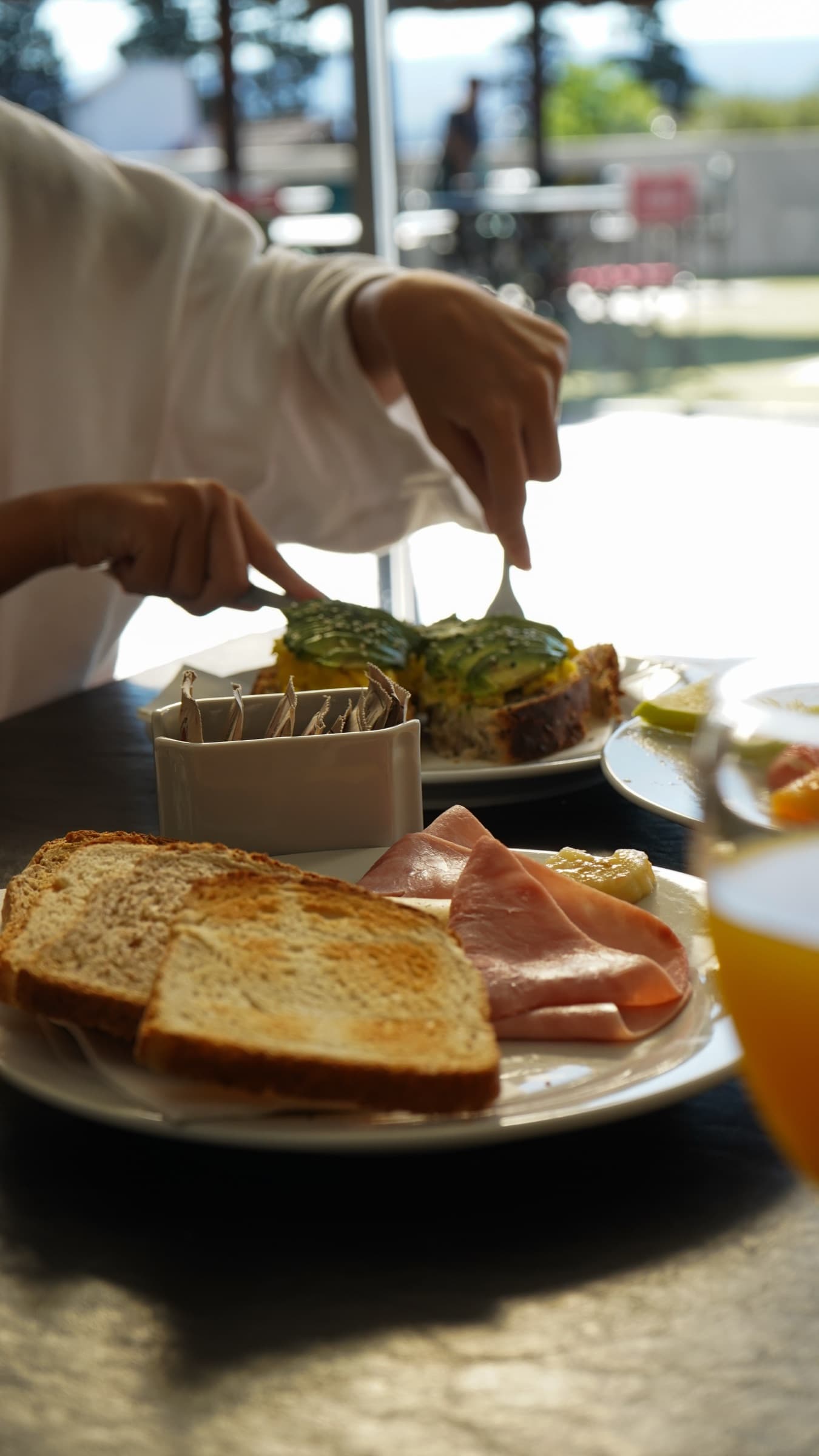 Tostadas con jamón y jugo de naranja servidos en Eleton